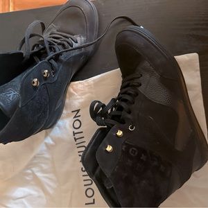 Authentic Louis Vuitton Sneaker in nubuck leather and suede.